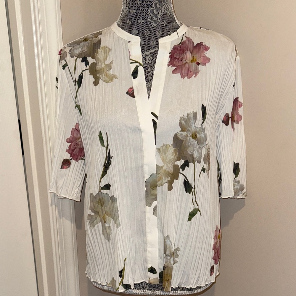 Vince Wilted Peony top NWT size med - Picture 3 of 9
